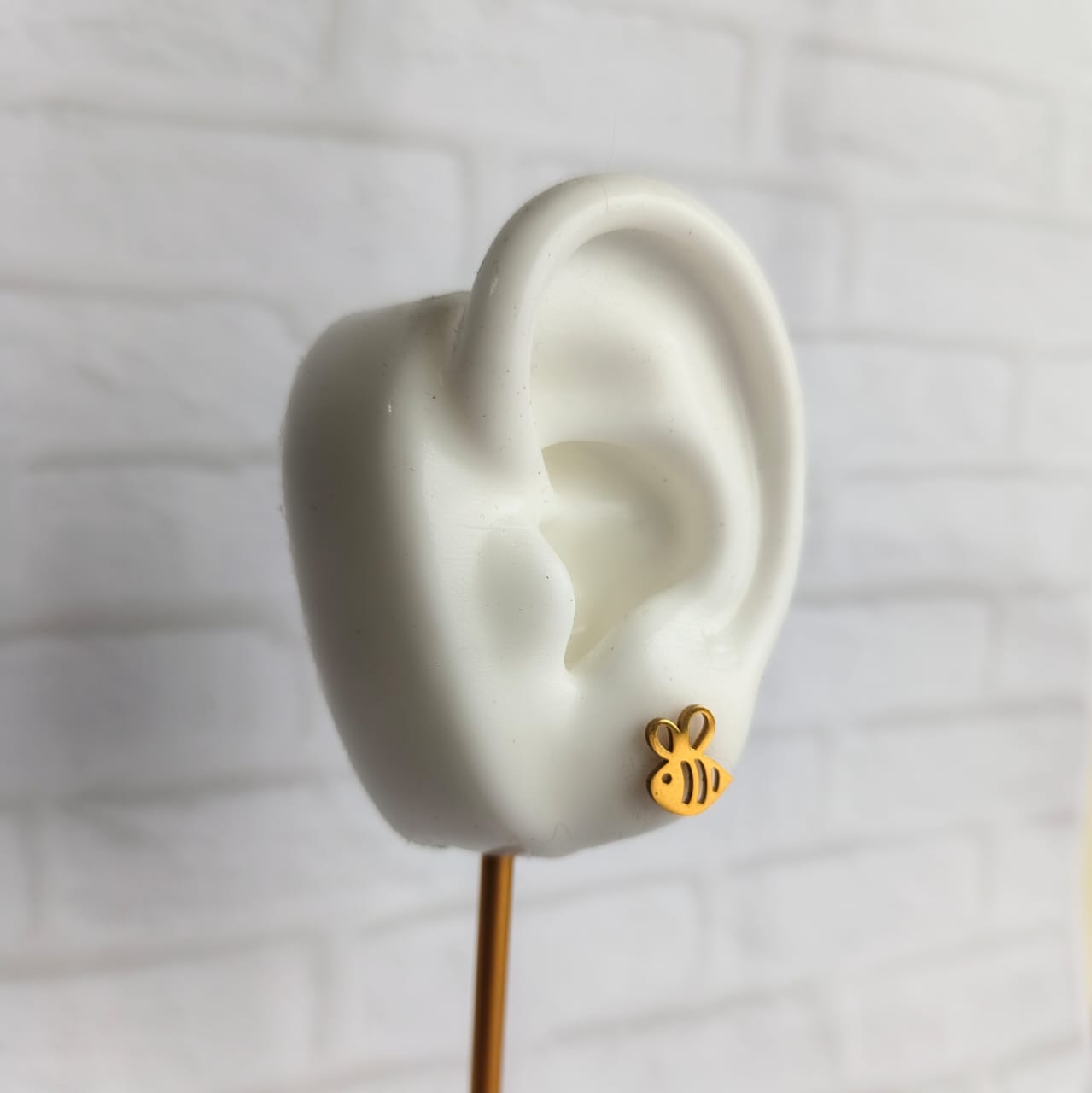 Aretes mini abeja dorados en acero inoxidable 316L – modernos y hipoalergénicos