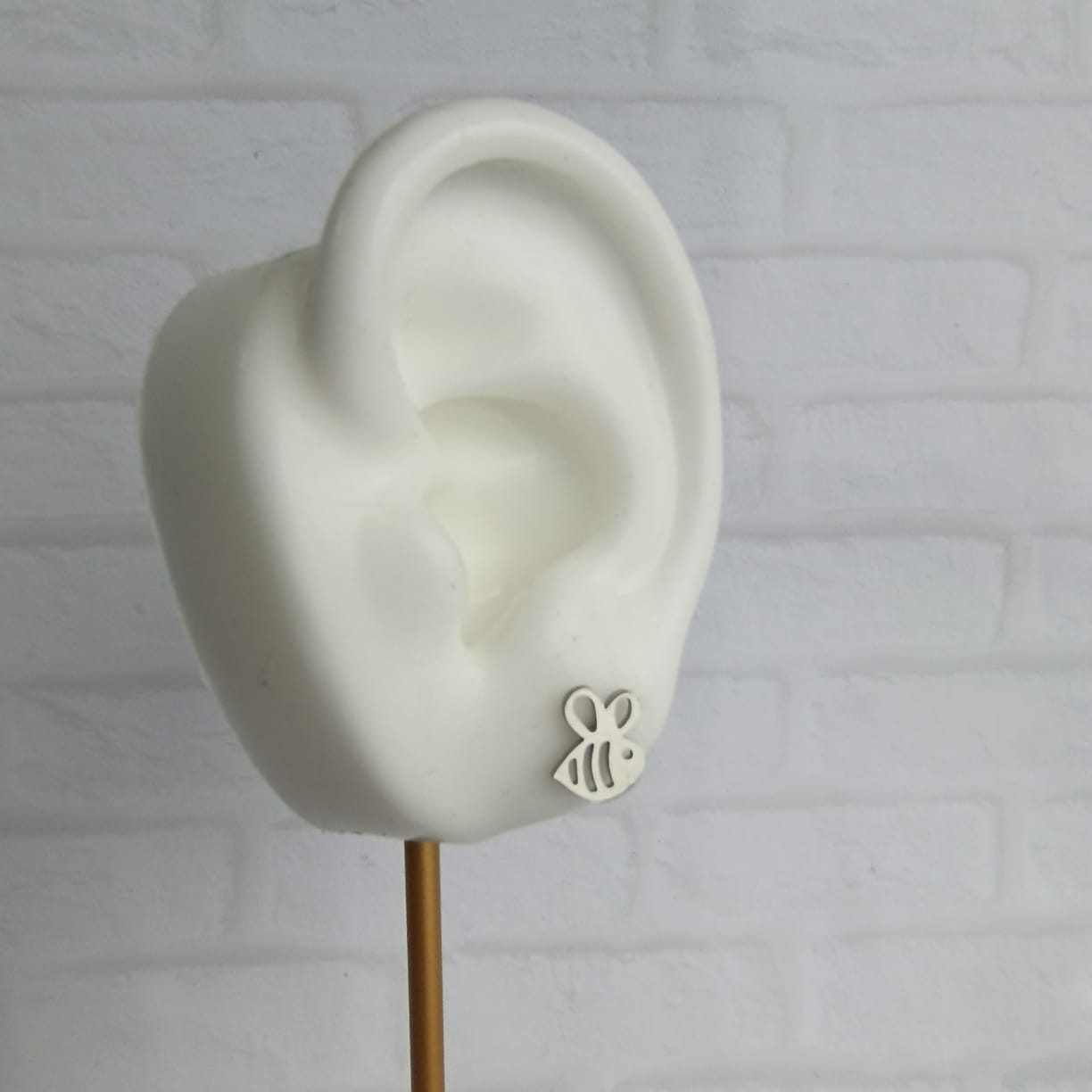 Aretes plateados con diseño de abeja en acero quirúrgico 316L – tiernos y modernos para mujer