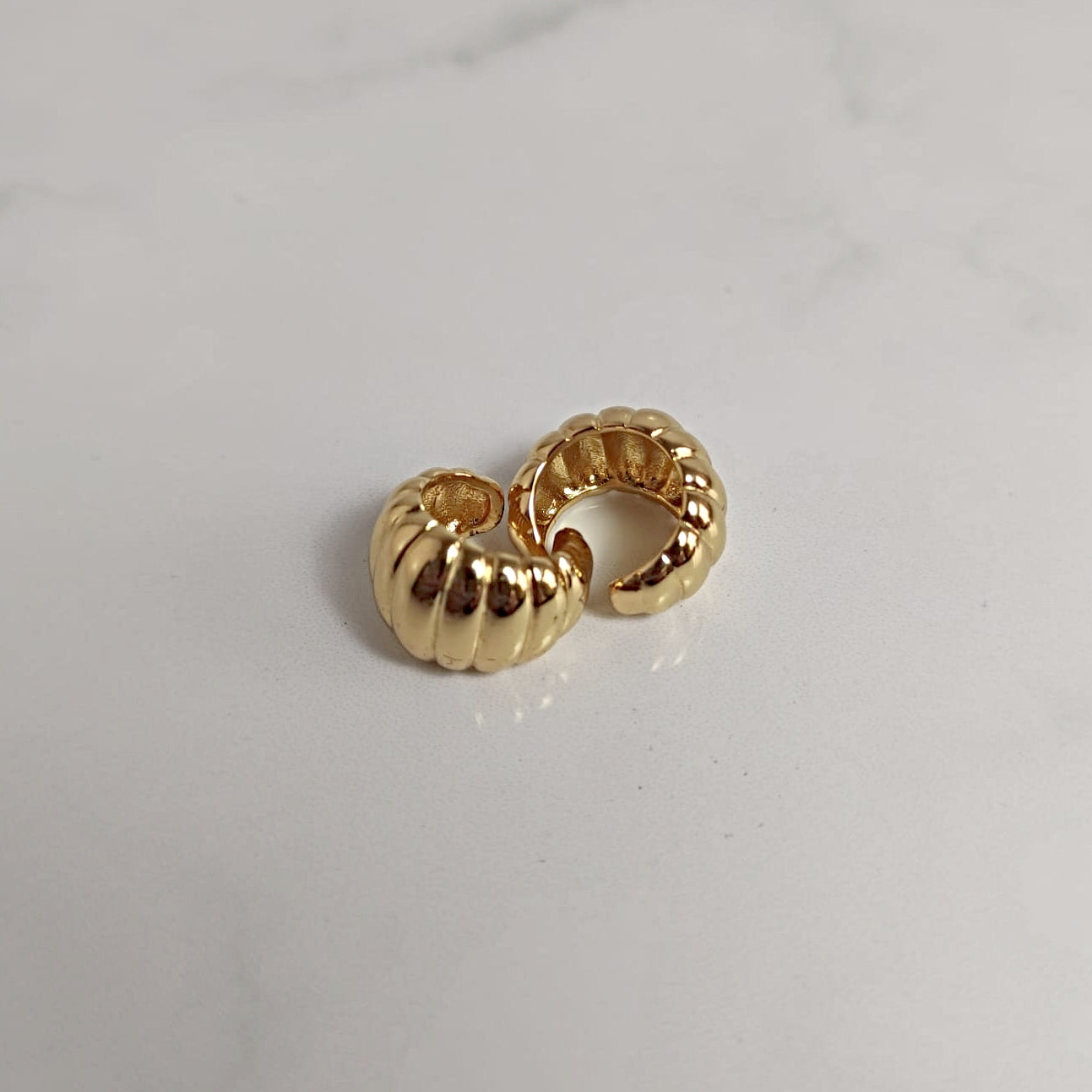 Earcuff dorado oruga para mujer