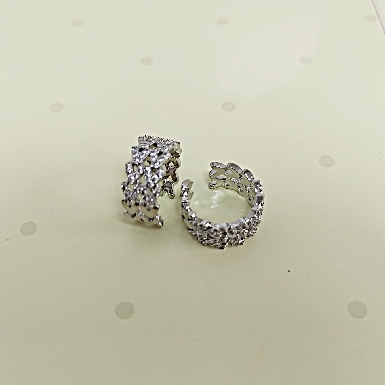 Earcuff plateado para mujer