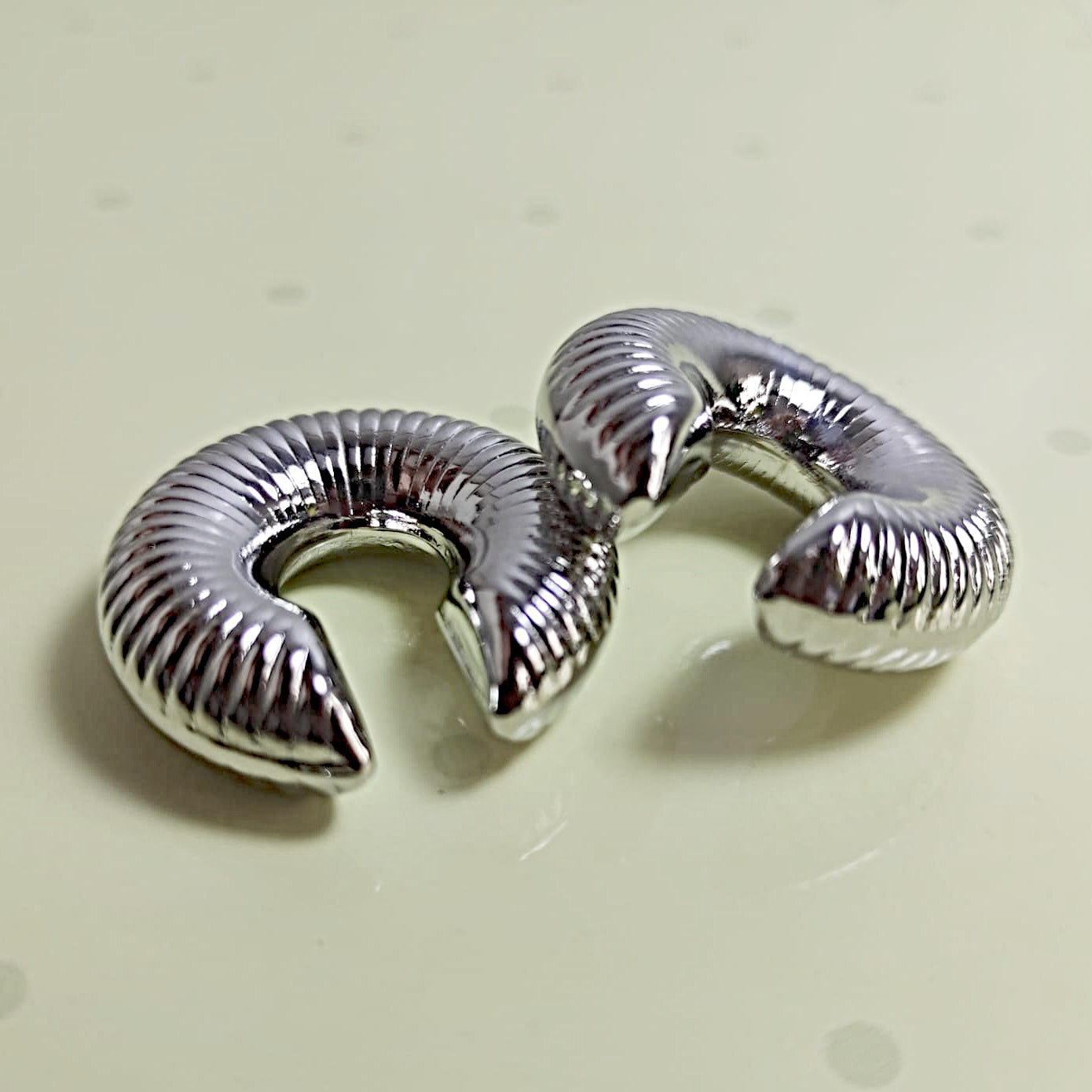 Earcuff plateado espiral grande para mujer