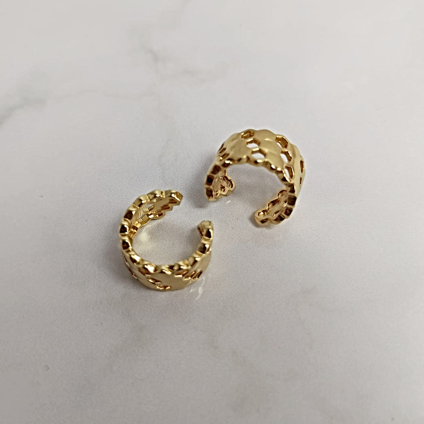 Earcuff panal dorado para mujer