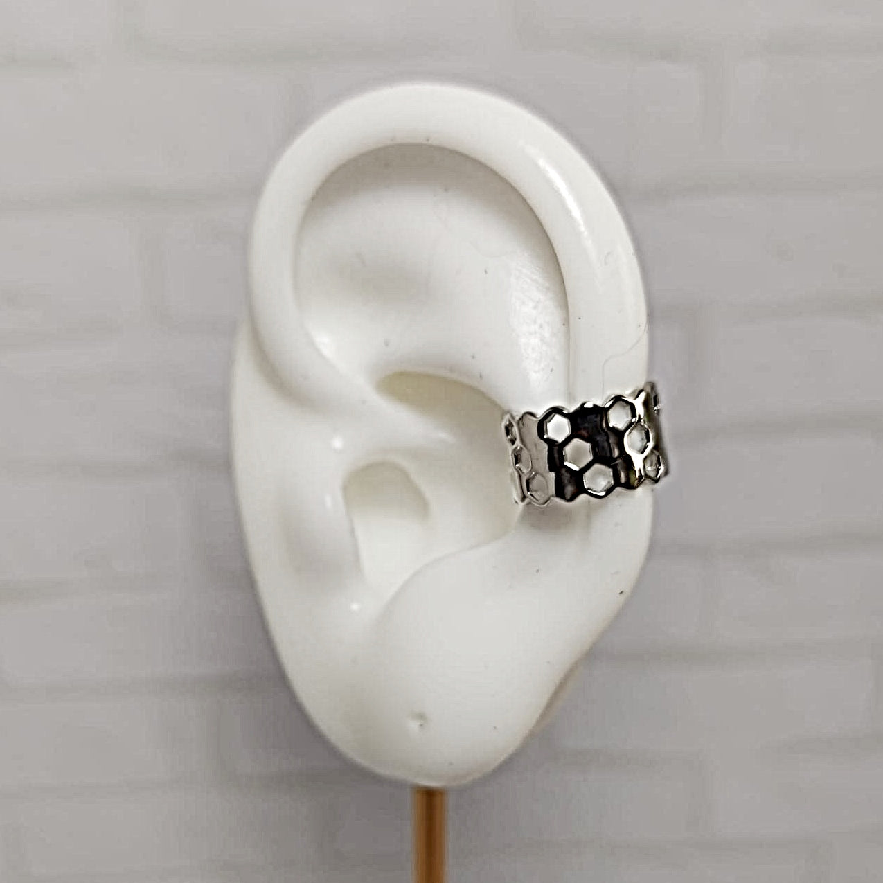 Earcuff panal plateado para mujer