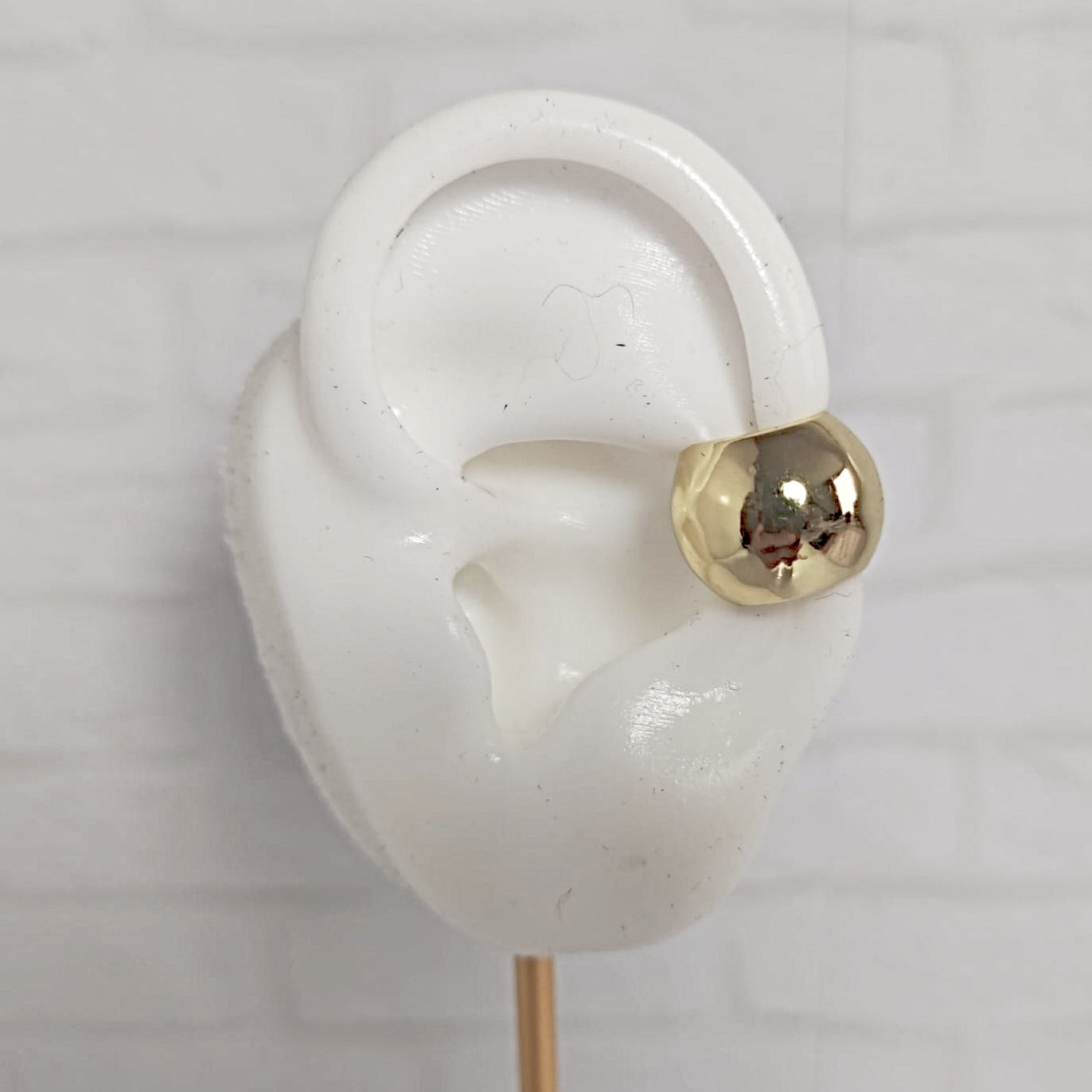 Earcuff liso ovalado dorado para mujer
