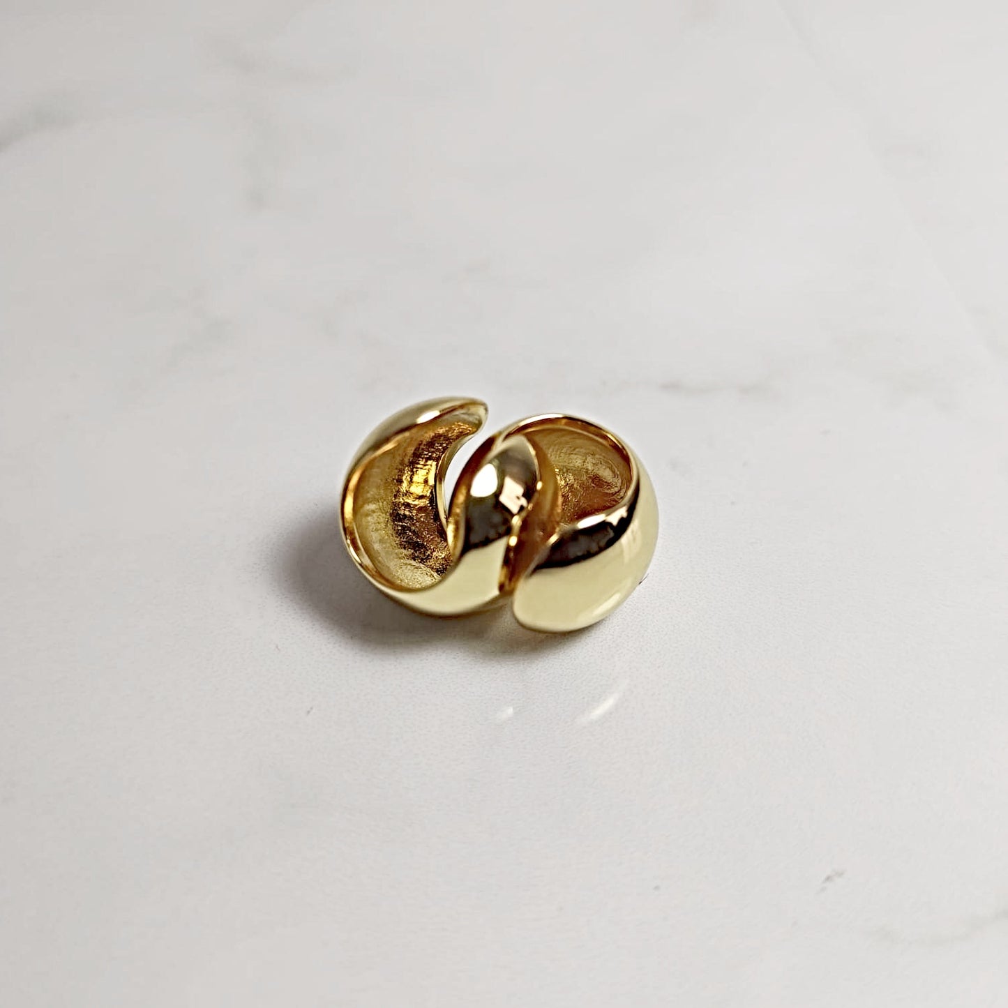 Earcuff liso ovalado dorado para mujer