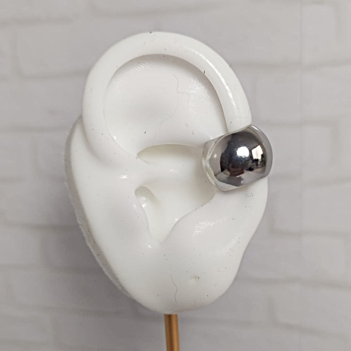 Earcuff liso ovalado plateado para mujer