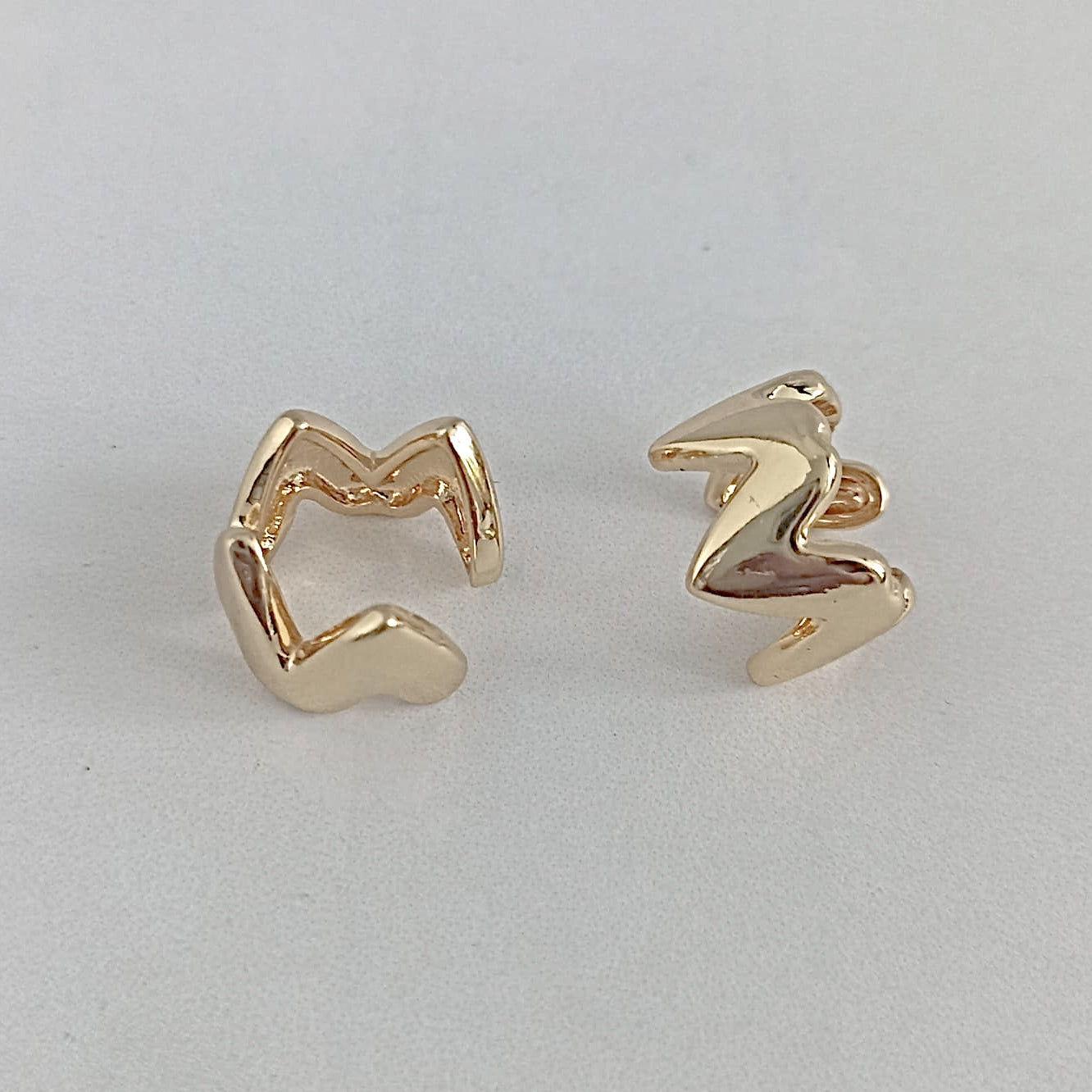 Earcuff corazones dorado para mujer
