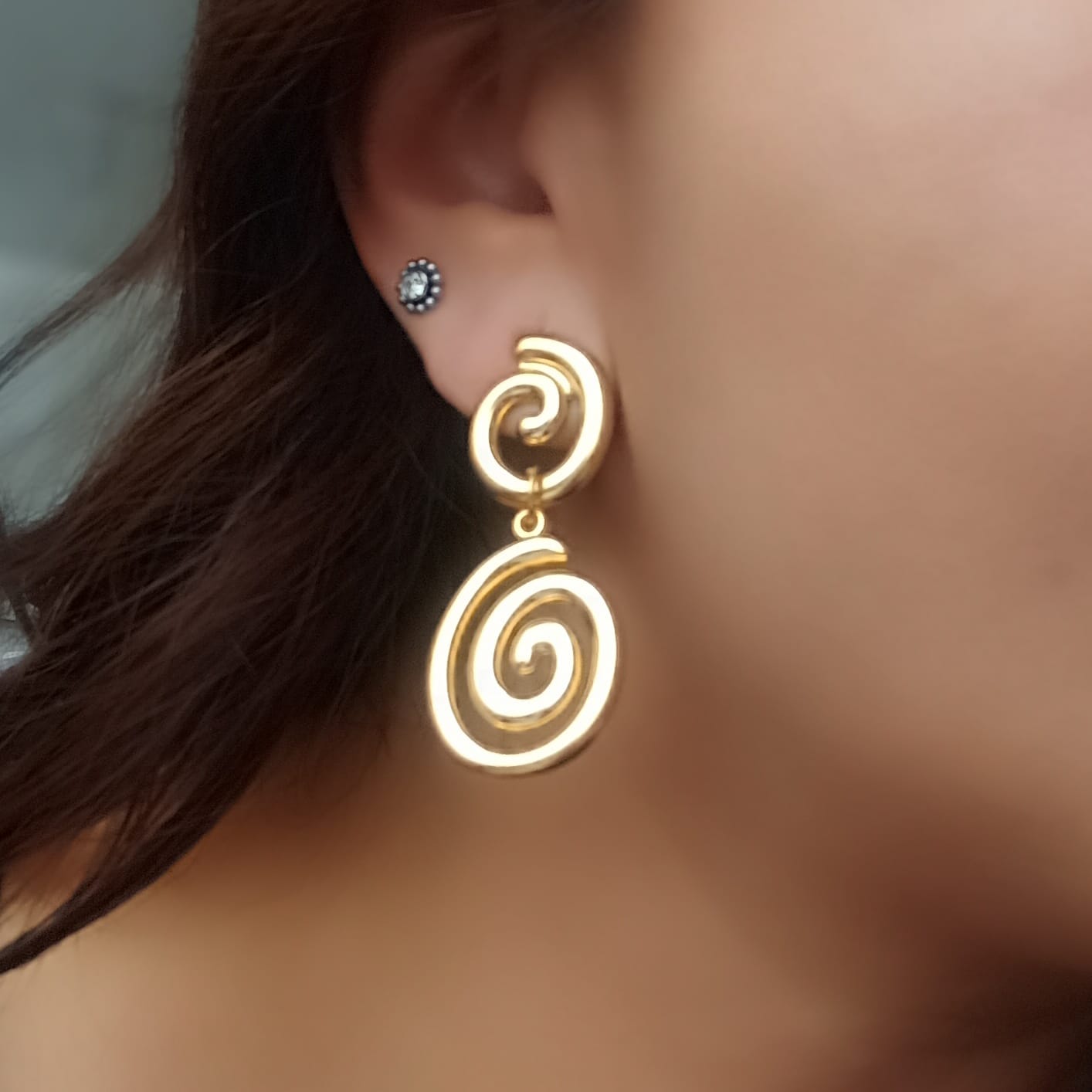 Aretes espiral dorados para mujer