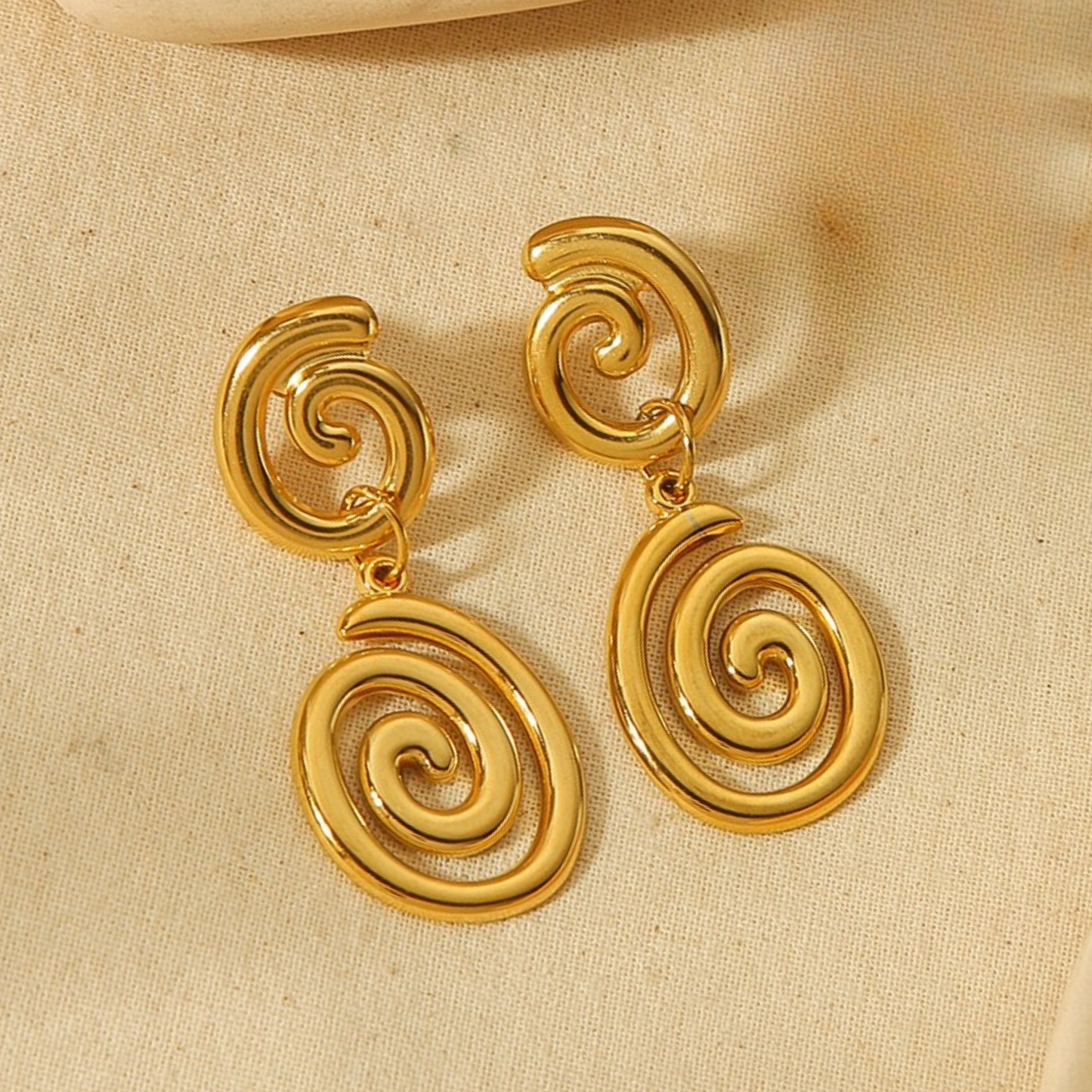 Aretes espiral dorados para mujer