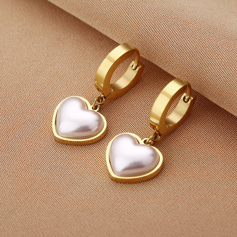Aretes corazón perlas dorados para mujer