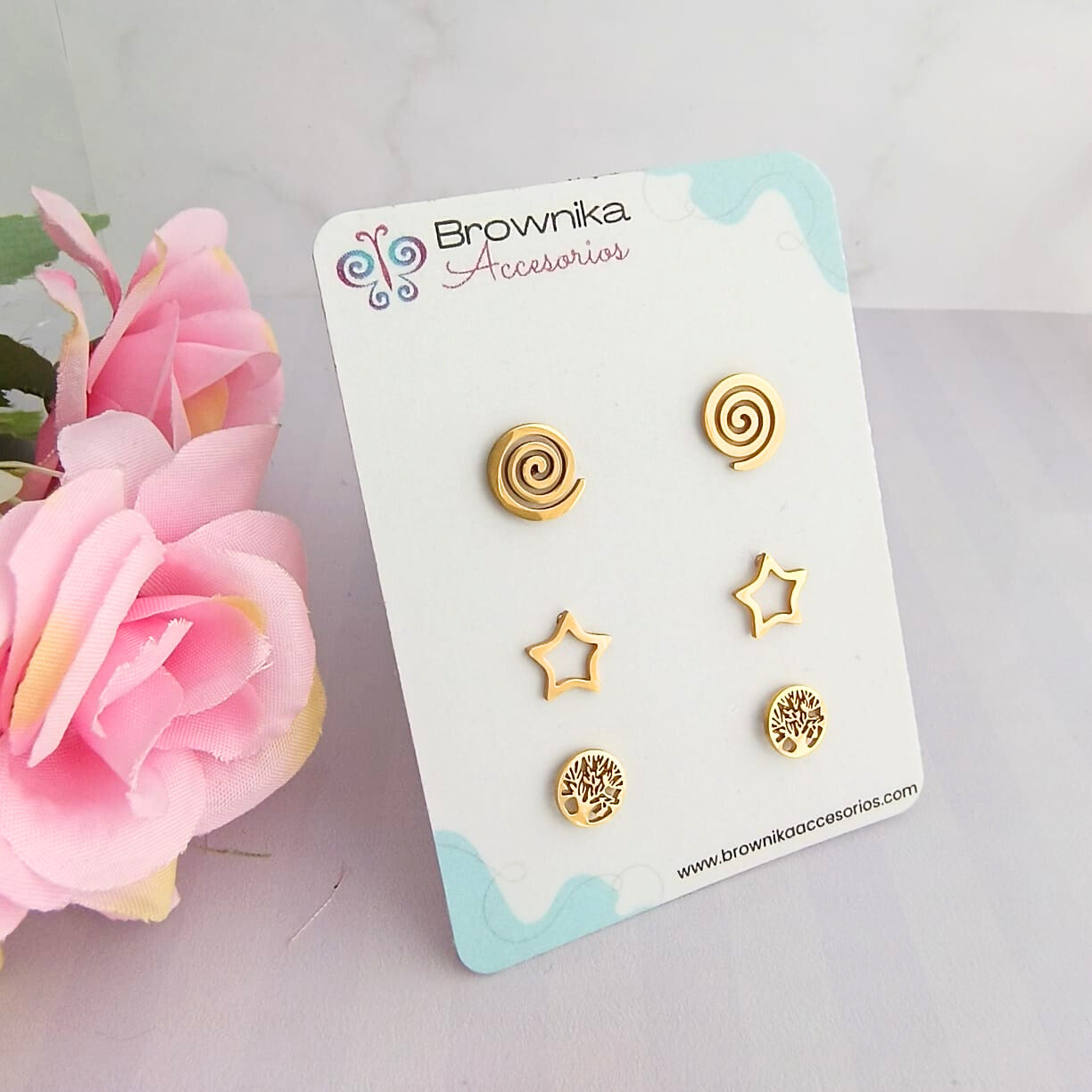 Set de aretes mini dorados en acero quirúrgico 316L – espiral, estrella y árbol de la vida para mujer
