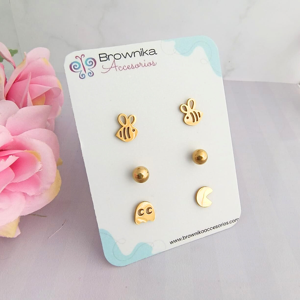 Set de aretes dorados en acero quirúrgico 316L para mujer – abeja, bolita y Pac-Man
