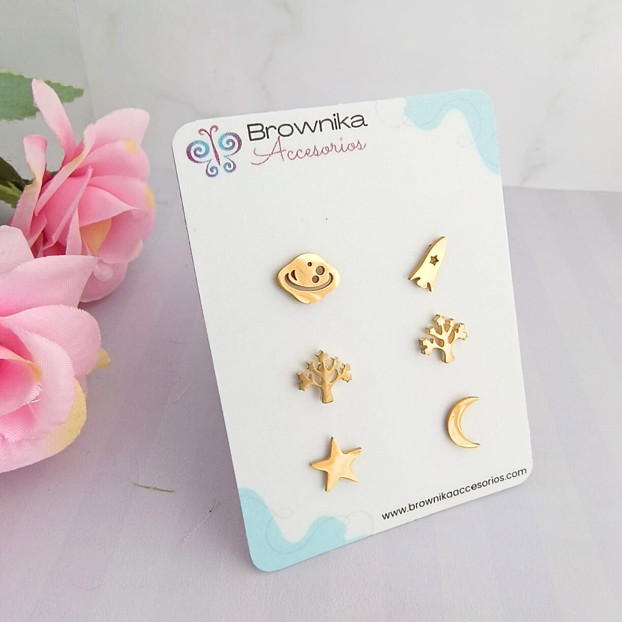 Set de aretes dorados en acero quirúrgico 316L para mujer – árbol de la vida, cohete y planeta, estrella y luna