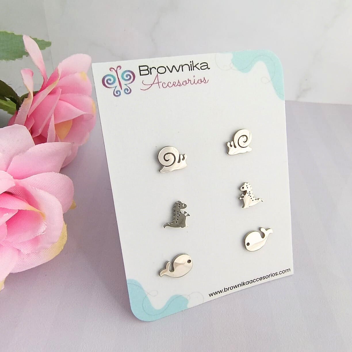 Set de aretes plateados en acero quirúrgico 316L para mujer – caracol, dinosaurio y ballena