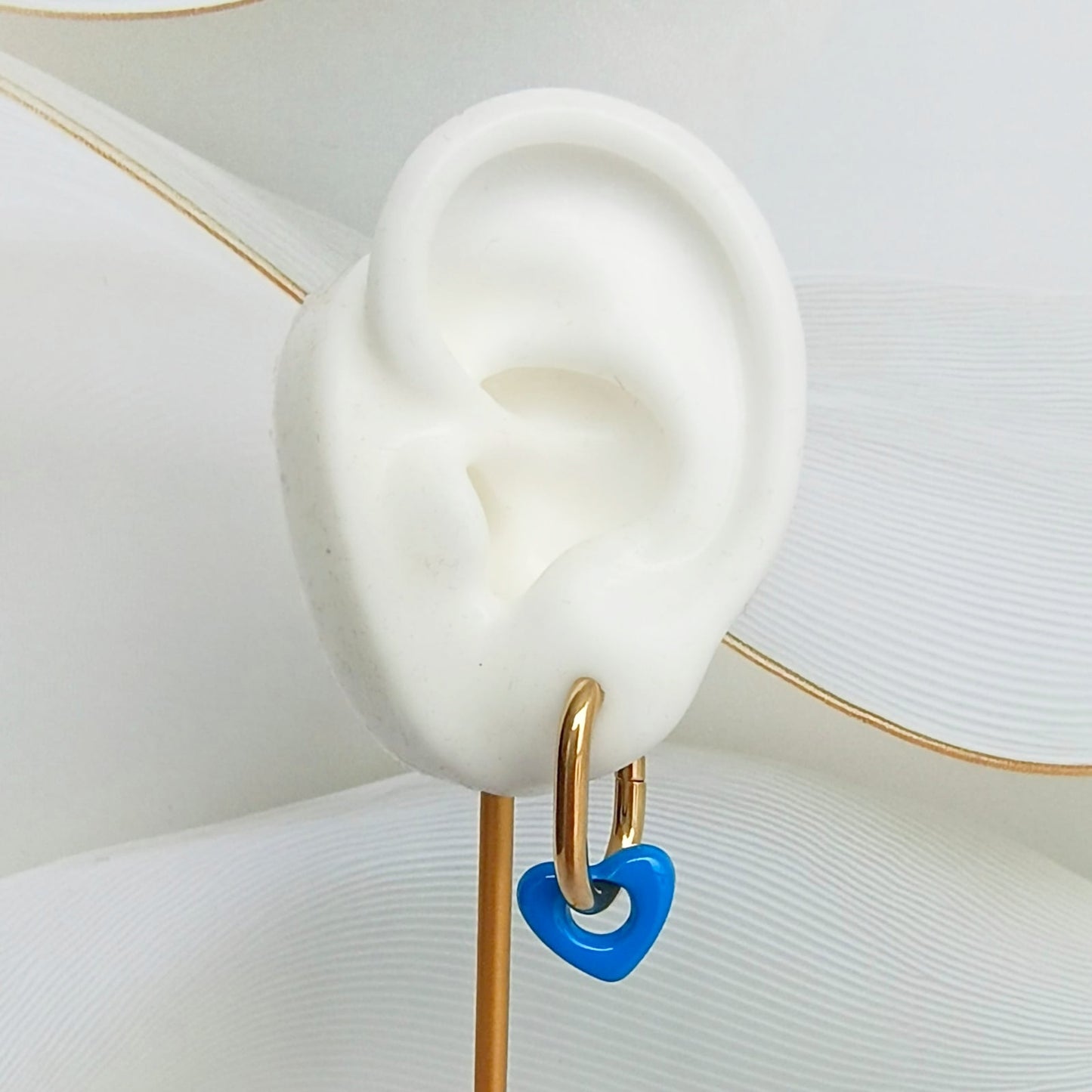 Aretes Huggies Corazón Blanco y Azul Acero