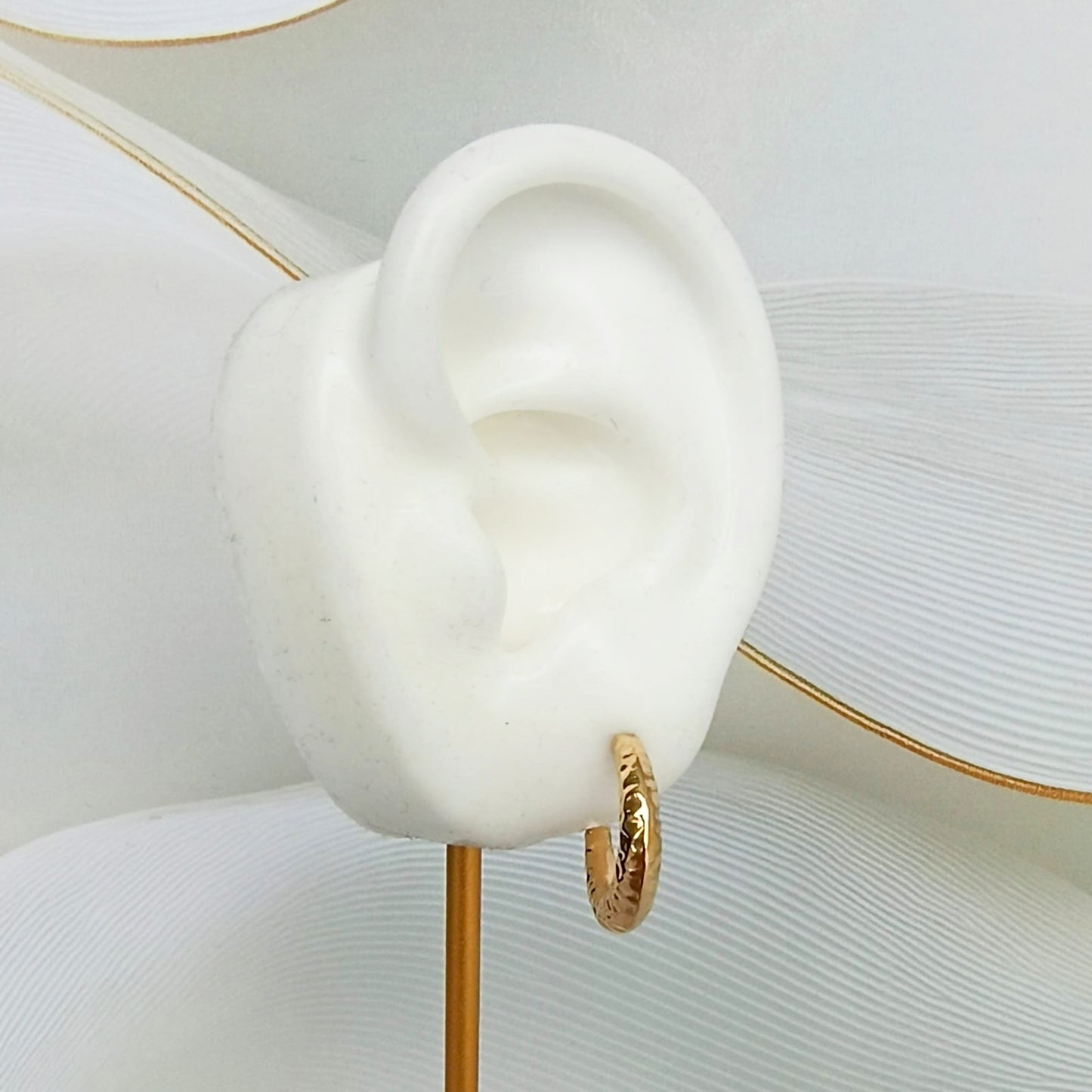 Aretes Media Luna Dorados Texturizados Pequeños