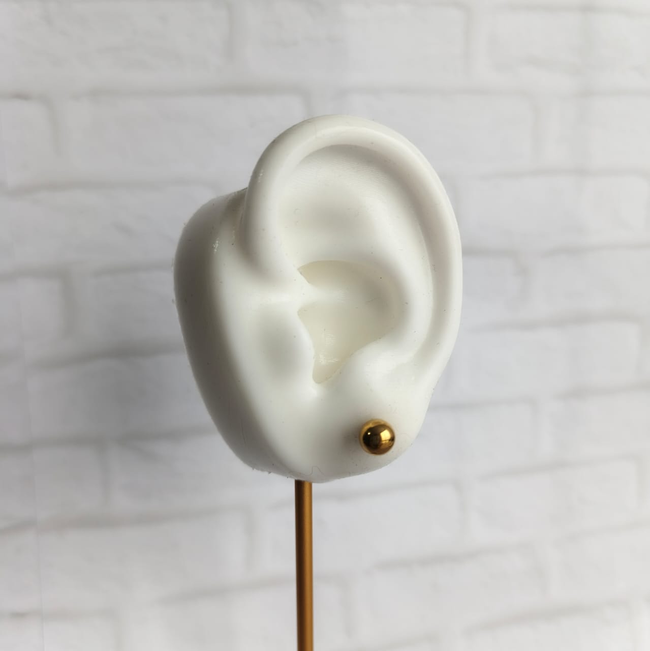 Aretes bolita dorados en acero quirúrgico 316L – básicos clásicos para mujer
