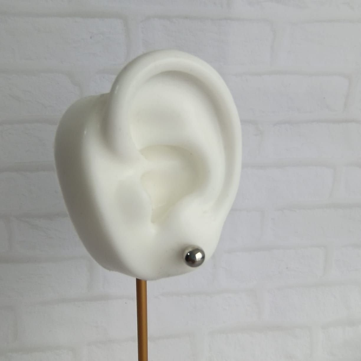 Aretes plateados tipo bolita en acero inoxidable 316L – diseño clásico y elegante