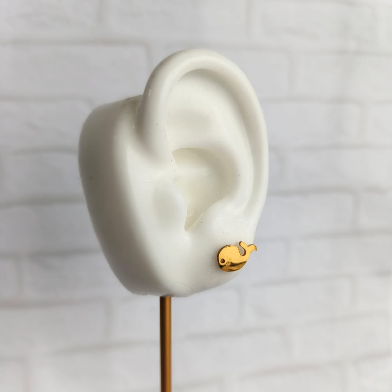 Aretes mini ballena en acero dorado hipoalergénico para mujer