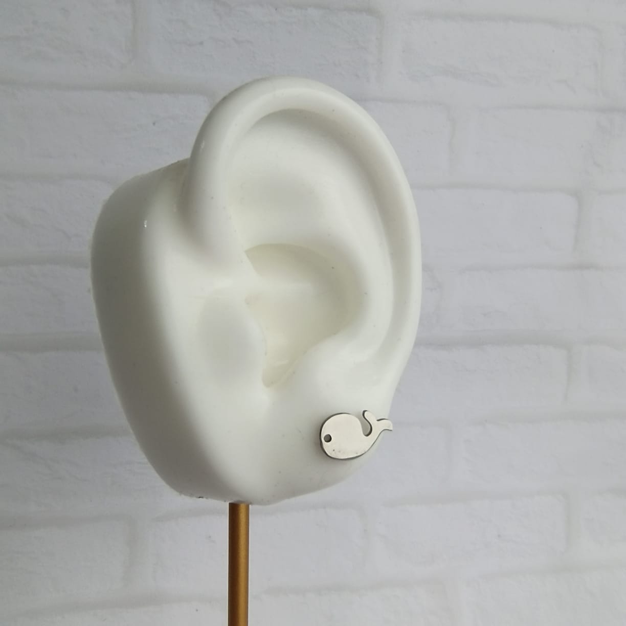 Aretes plateados ballena en acero quirúrgico 316L – accesorios originales y modernos para mujer
