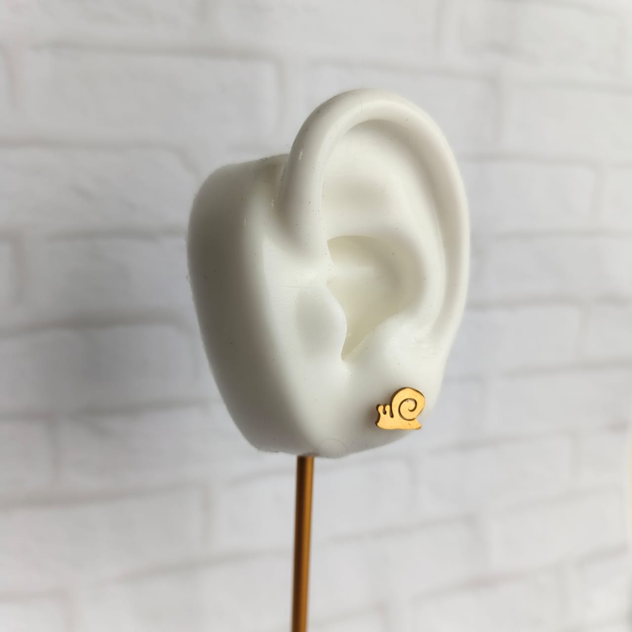 Topos mini caracol dorados en acero quirúrgico 316L – aretes hipoalergénicos