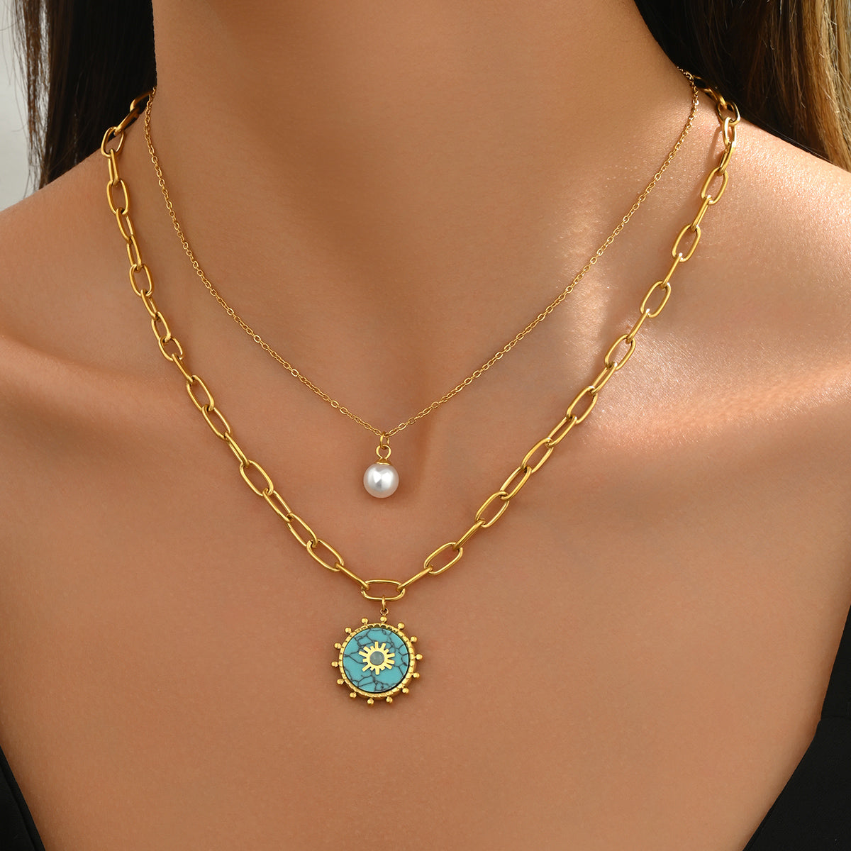 Collar Doble con Dijes Turquesa y Perla.