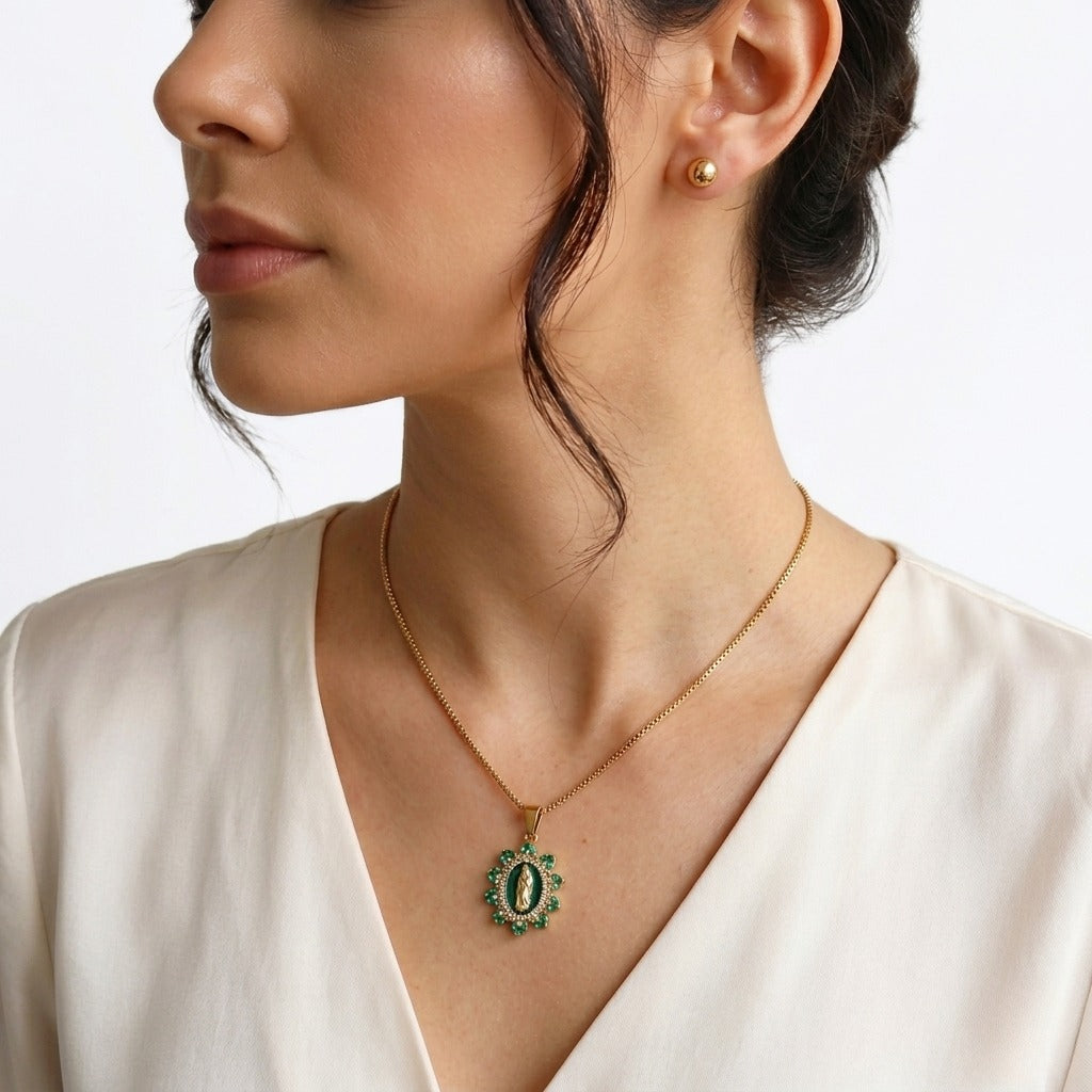 Cadena Virgen María Dorada con Circones verde Esmeralda & Topos