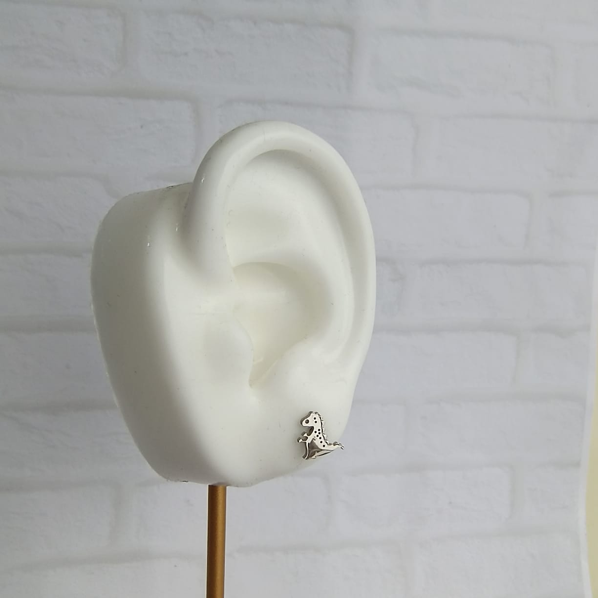 Aretes plateados dinosaurio en acero inoxidable 316L – diseño juvenil y divertido para mujer