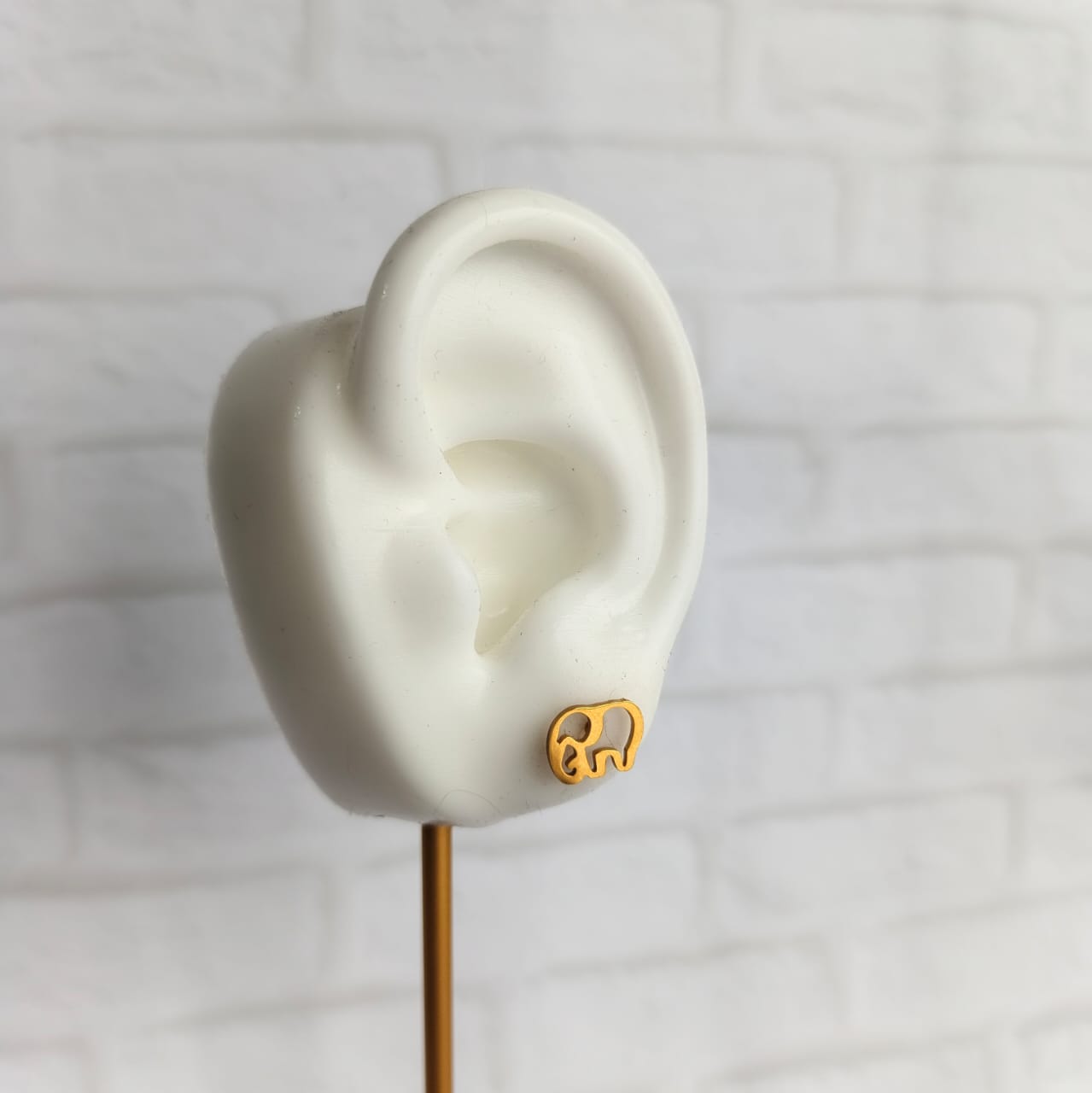 Aretes pequeños de elefante en acero quirúrgico dorado – accesorios para mujer