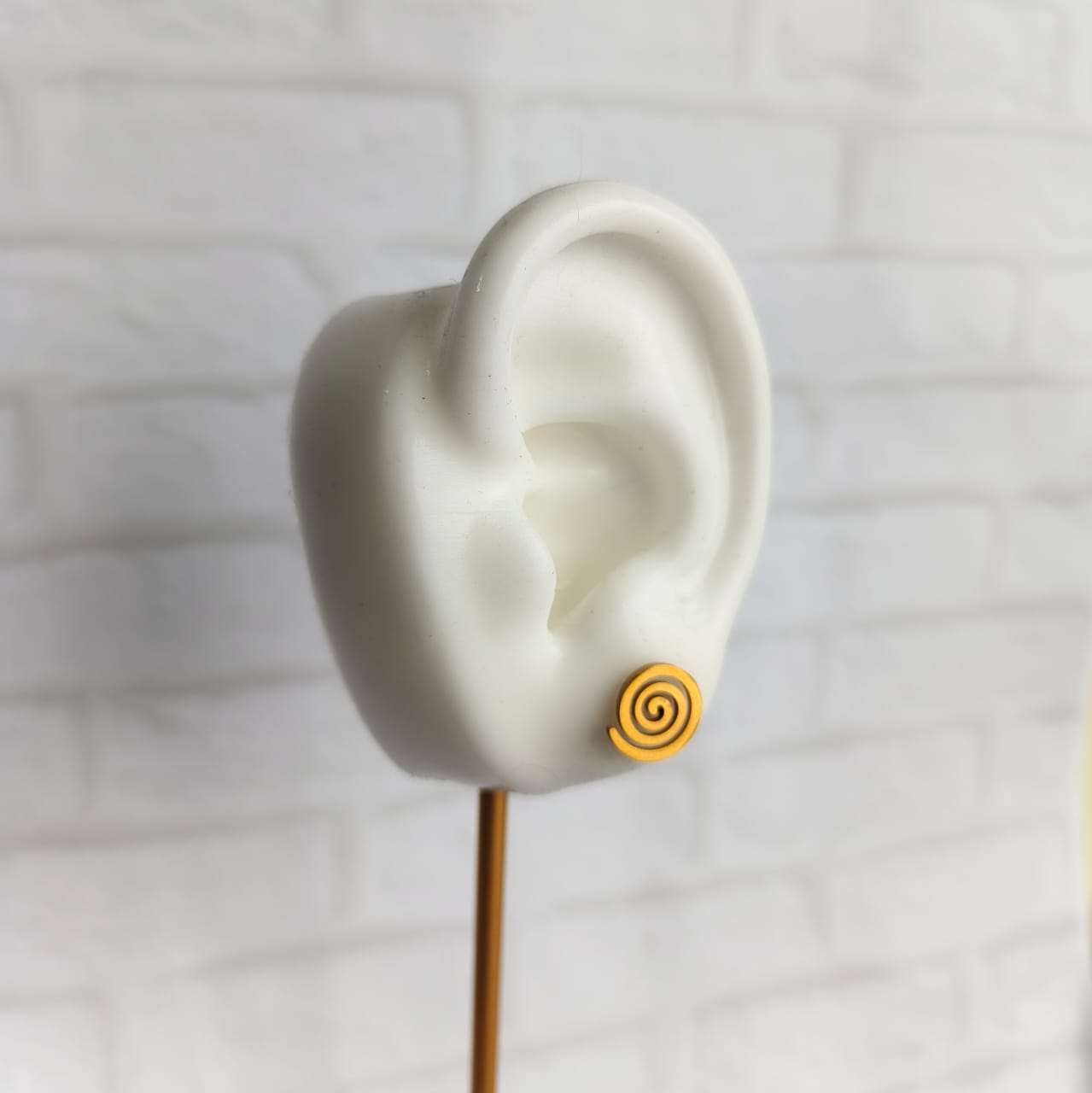 Aretes mini espiral dorados en acero quirúrgico 316L – accesorios modernos para mujer