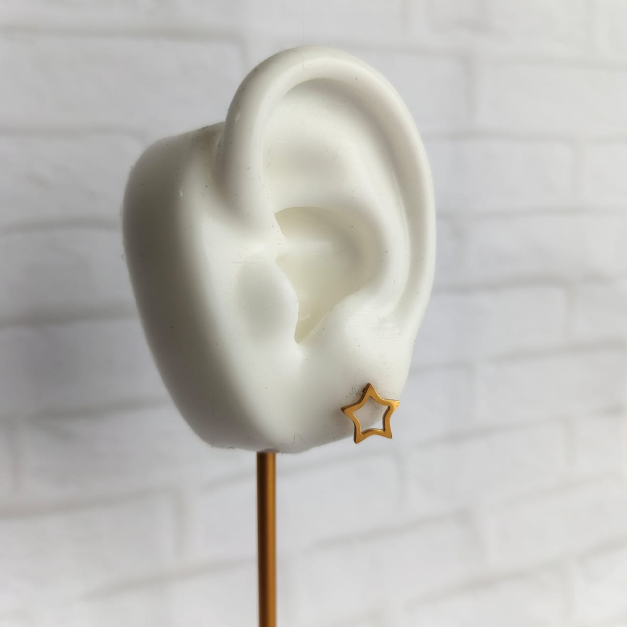 Aretes pequeños estrella dorados en acero inoxidable 316L – joyería juvenil hipoalergénica