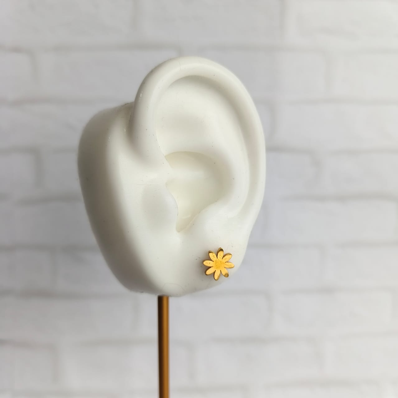 Aretes mini flor dorados en acero quirúrgico 316L – accesorios delicados para mujer