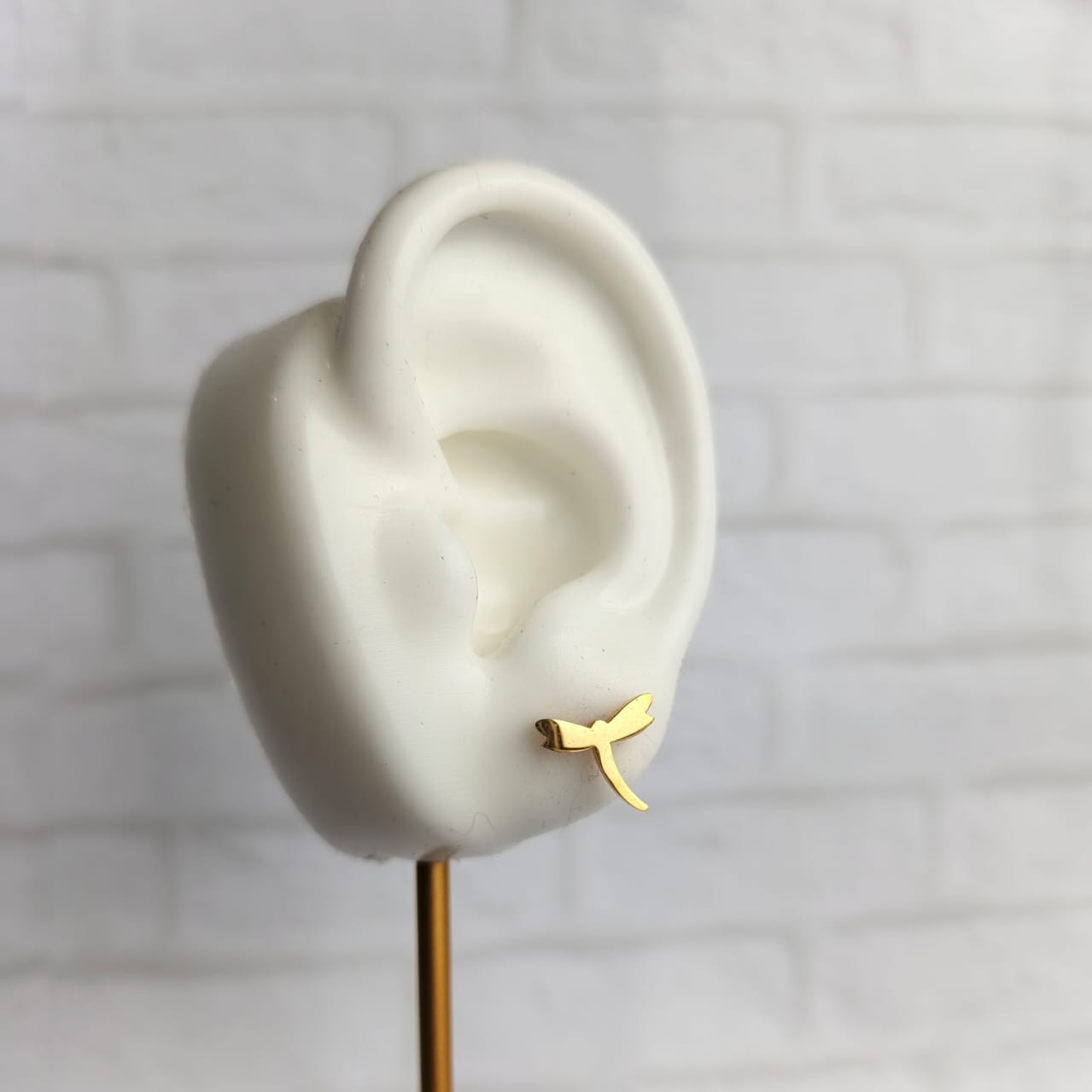 Aretes dorados en forma de libélula en acero quirúrgico 316L – accesorios modernos para mujer