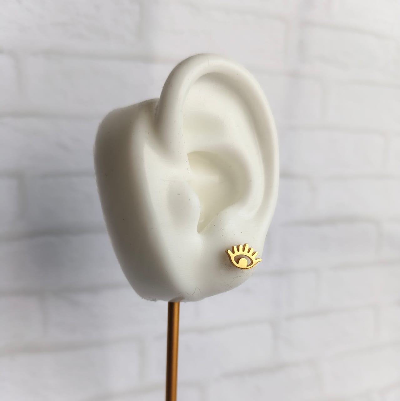 Aretes mini ojo dorados en acero quirúrgico 316L – accesorios mujer modernos y hipoalergénicos