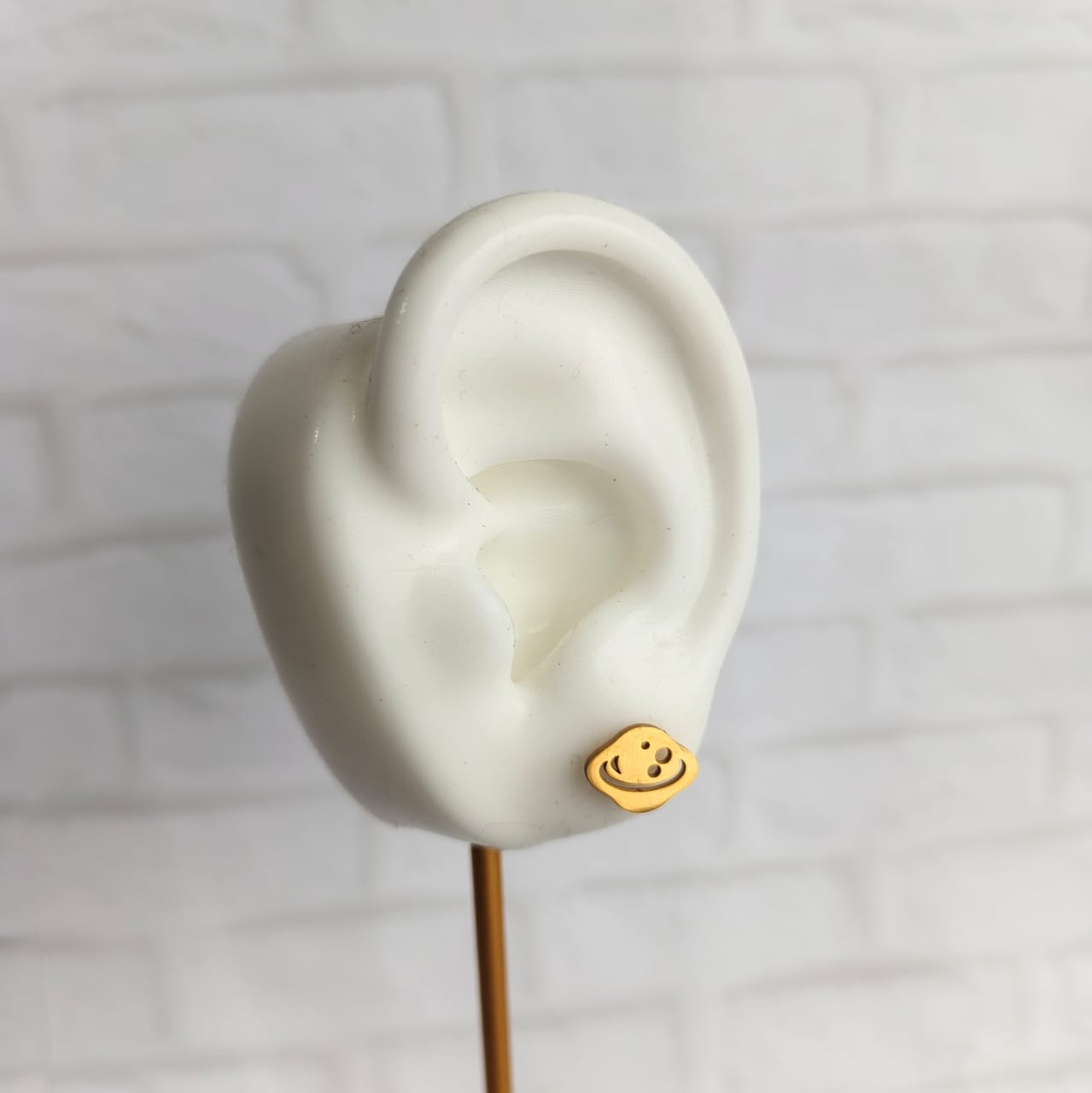 Aretes dorados con diseño estelar de cohete y planeta en acero quirúrgico 316L – accesorios originales para mujer