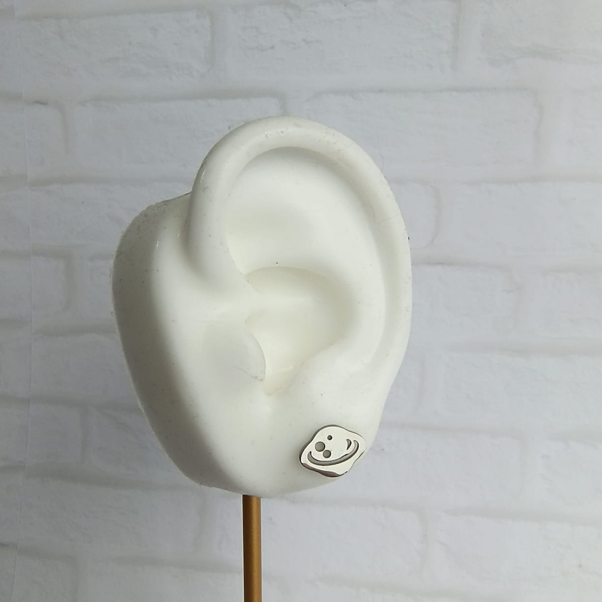 Aretes dorados con diseño estelar de cohete y planeta en acero quirúrgico 316L – accesorios