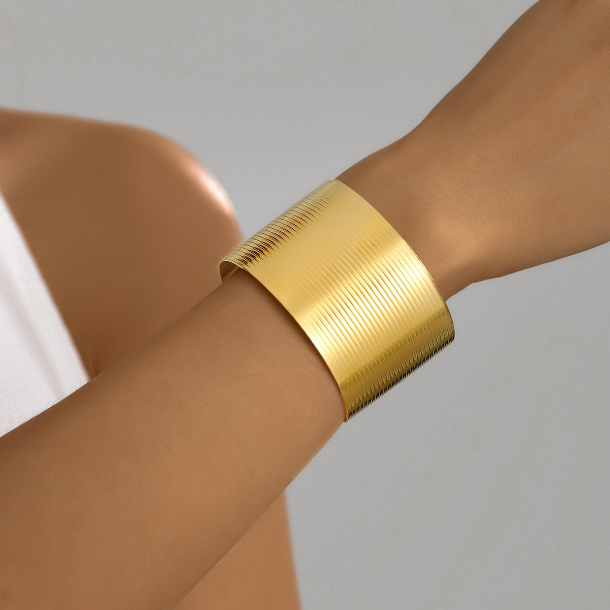 Brazalete dorado para mujer