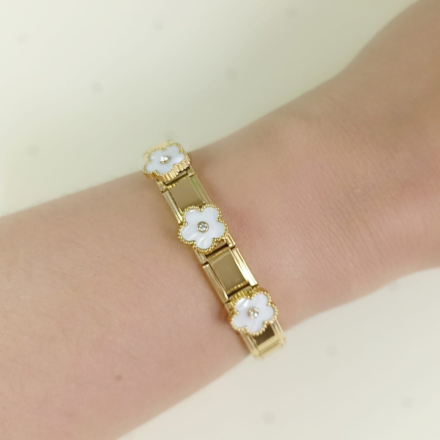 Pulsera flores dorada para mujer