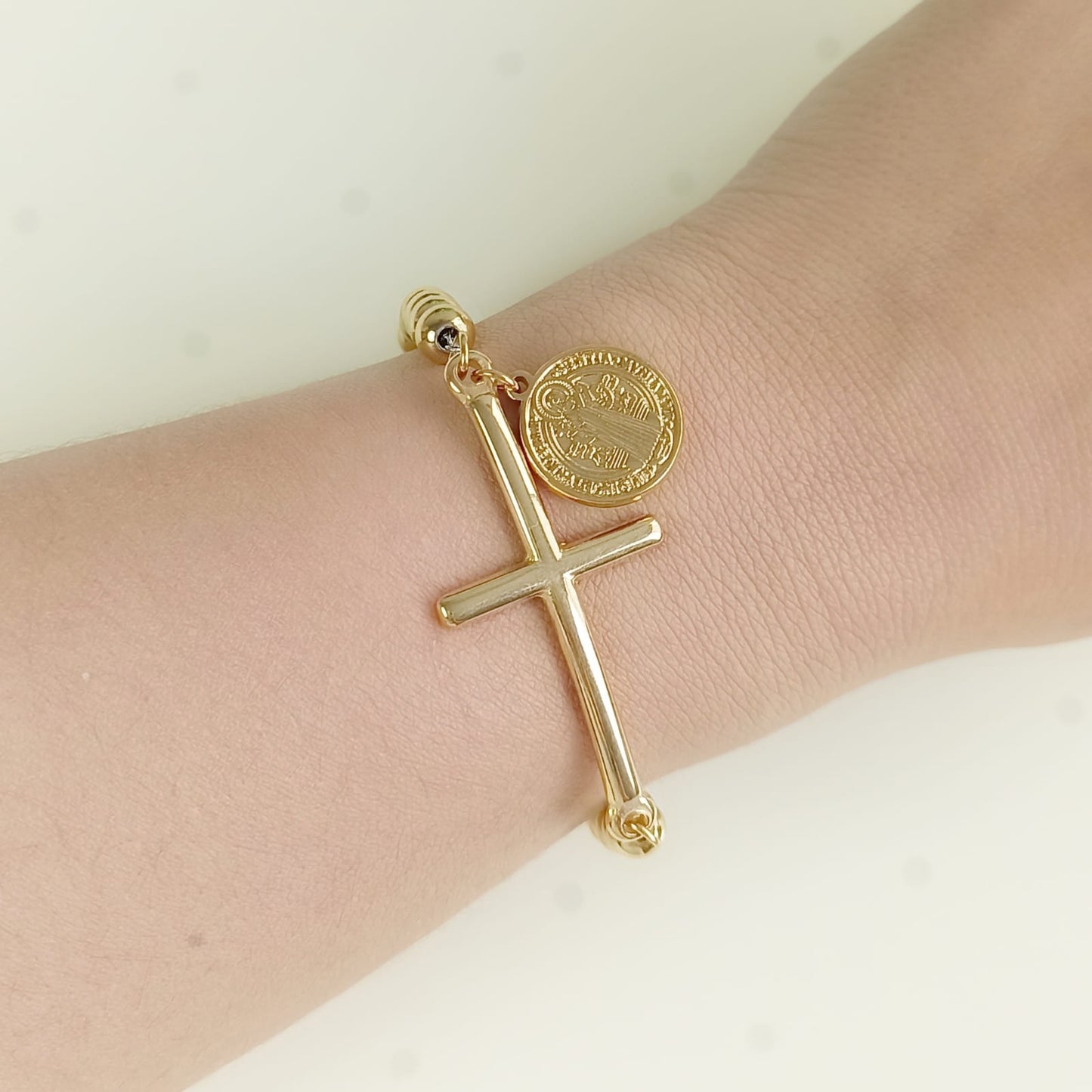 Pulsera San Benito dorada para mujer