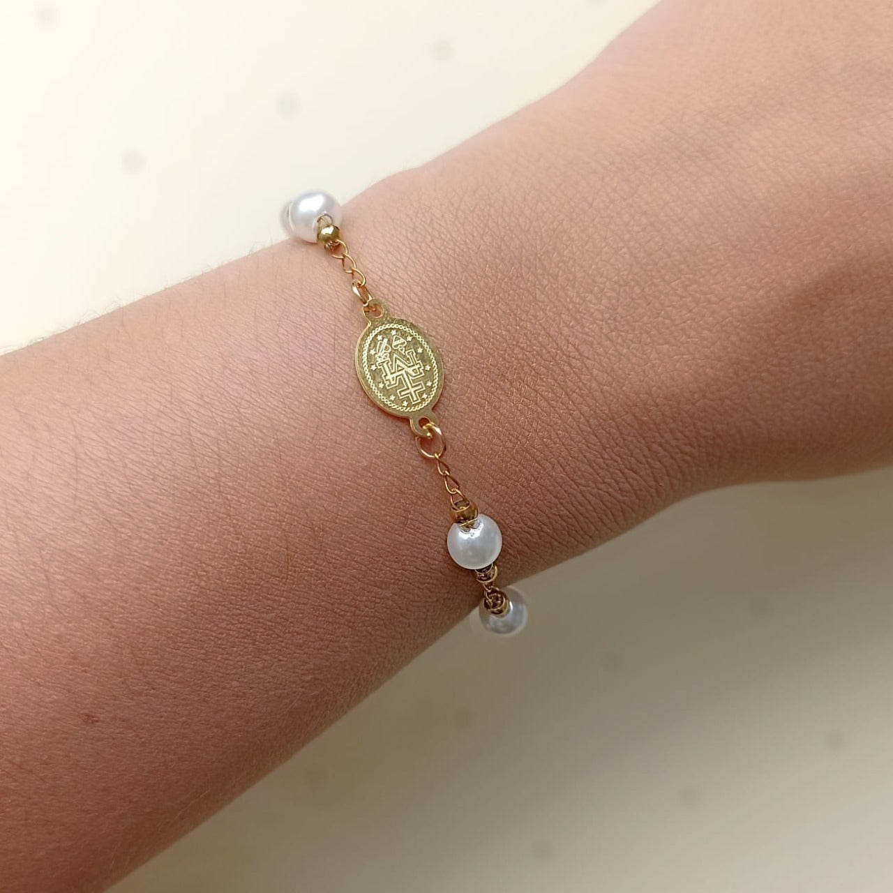 Pulsera dorada religiosa perlas para mujer
