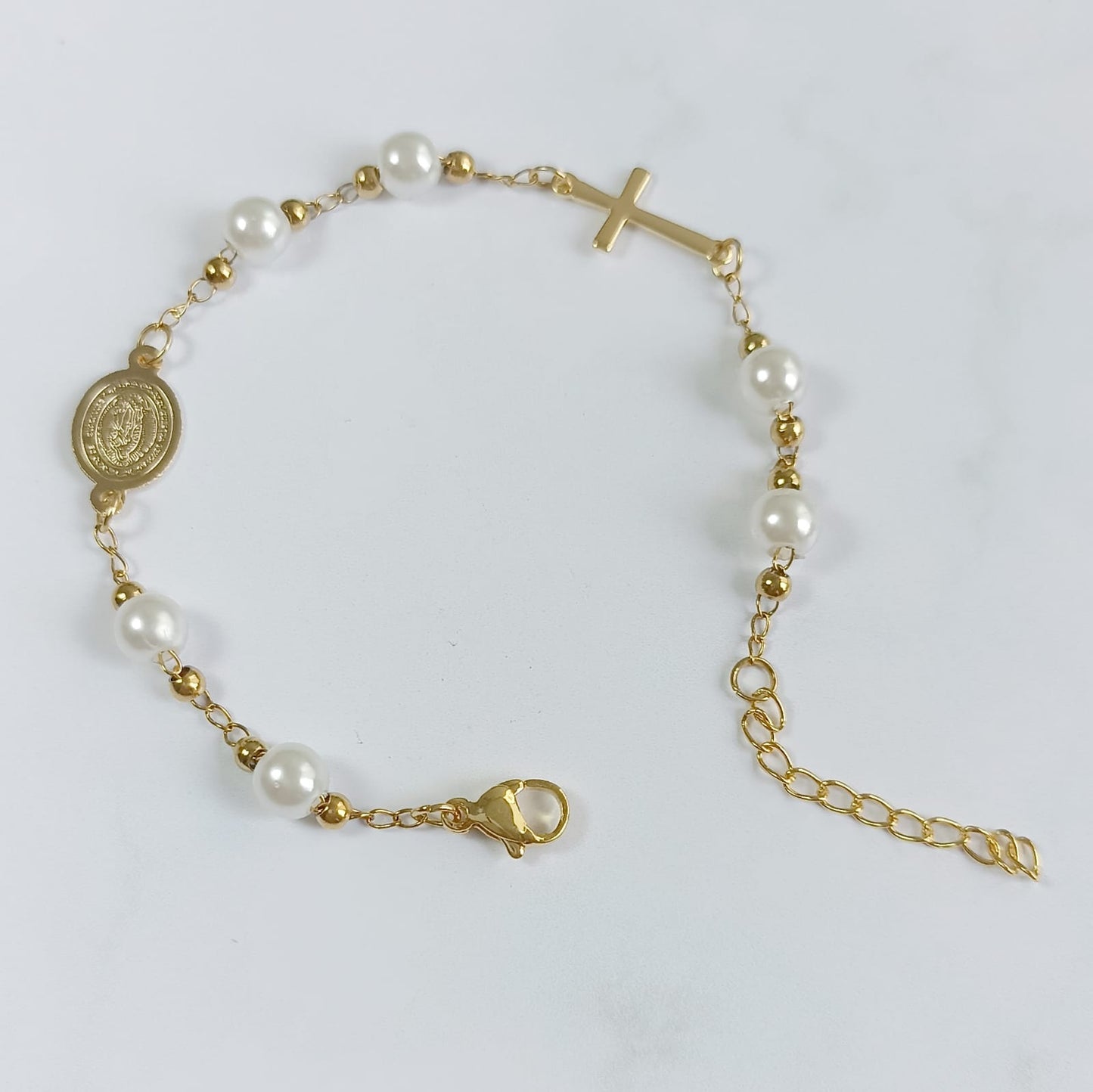 Pulsera dorada religiosa perlas para mujer