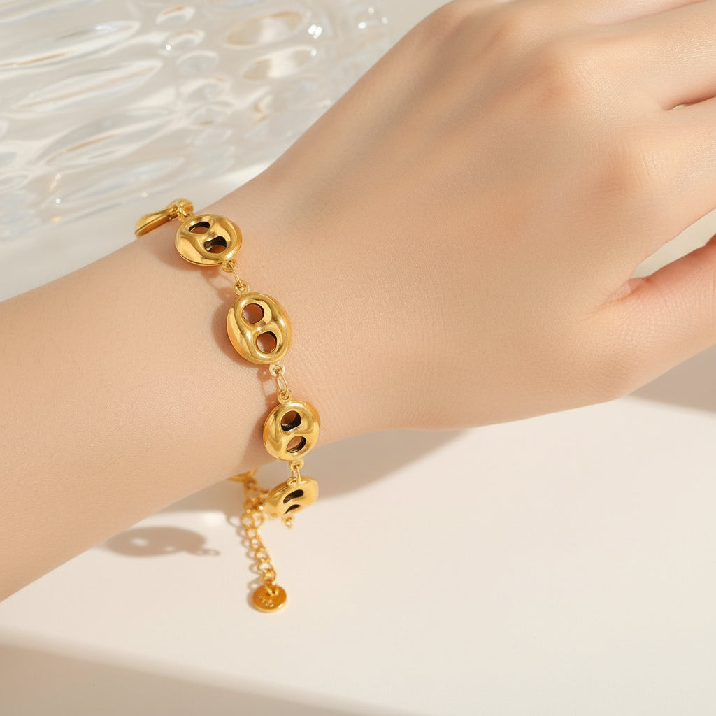 Pulsera Dorada Geométrica “Pig Nose” – (Trompa de cerdo)