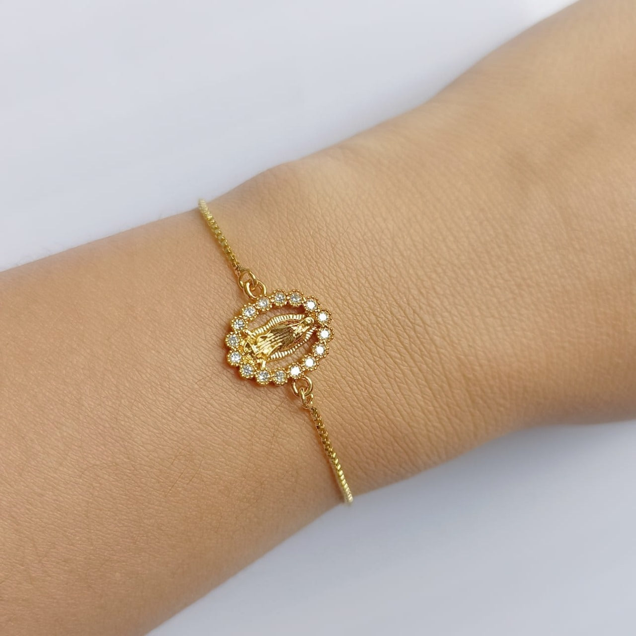 Pulsera virgen Guadalupe pequeña circones dorada para mujer