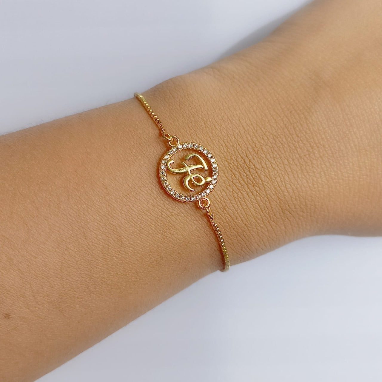 Pulsera religiosa Fe circones dorada para mujer