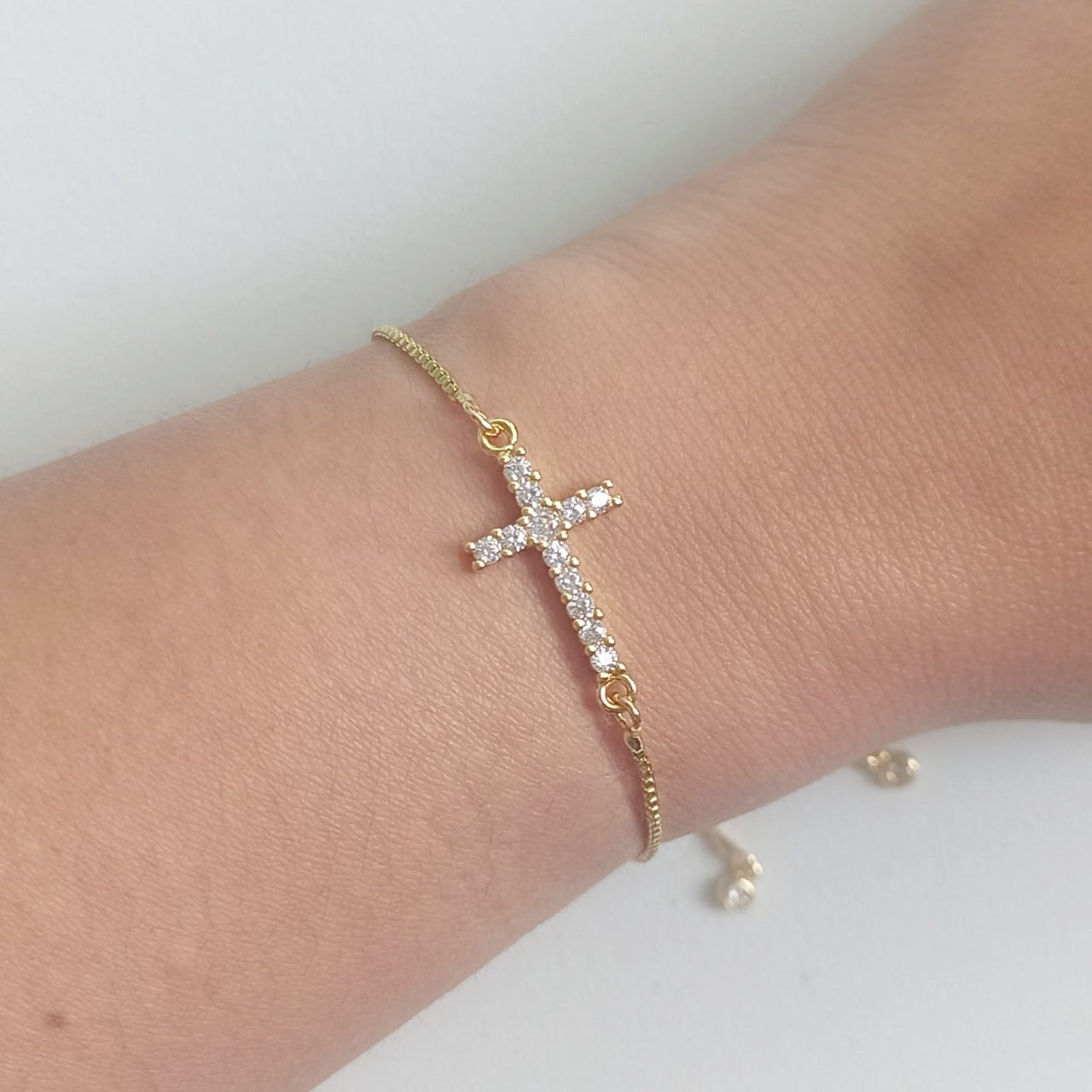 Pulsera religiosa cruz circones dorada para mujer