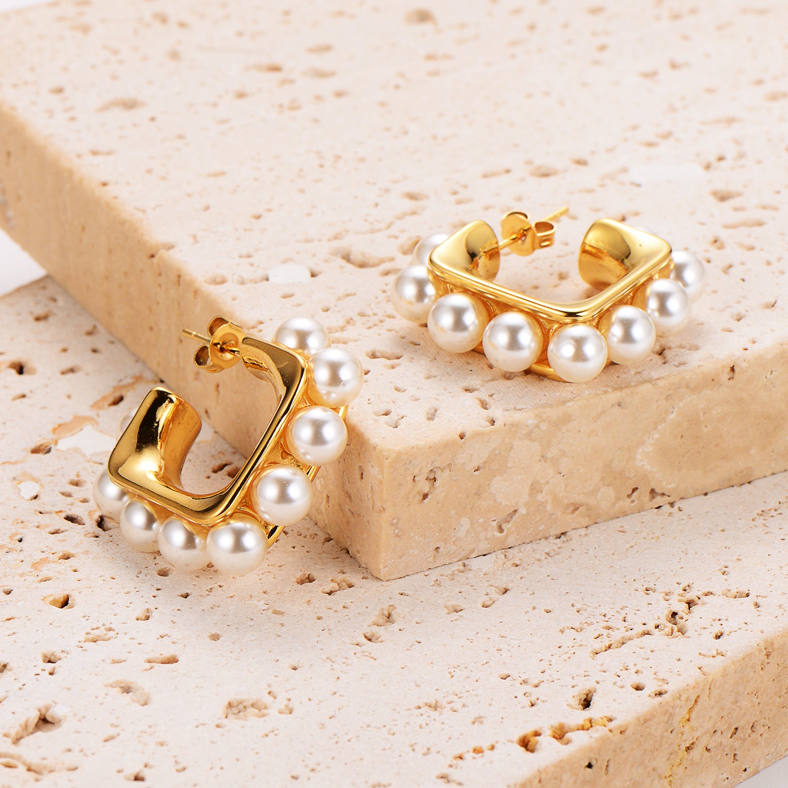 Aretes Dorados con Perlas | Elegancia Atemporal