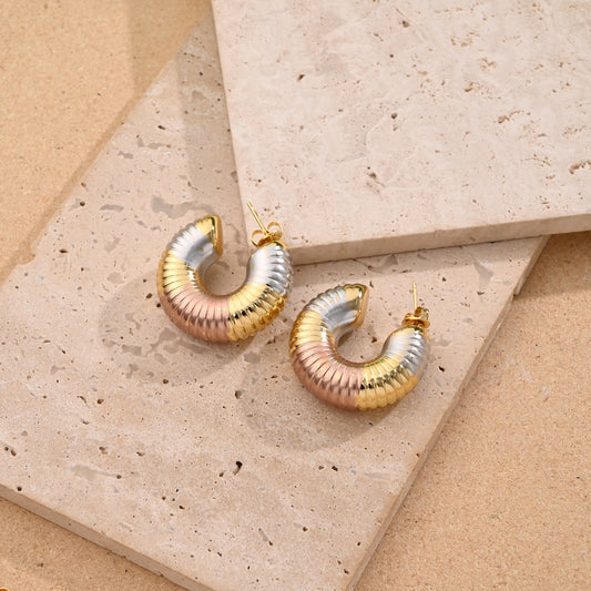 Candongas medianas tricolor tipo Oruga — Oro, Plata y Rosado | Brownika Accesorios