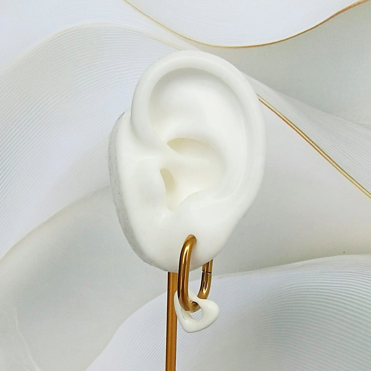 Aretes Huggies Corazón Blanco y Azul Acero