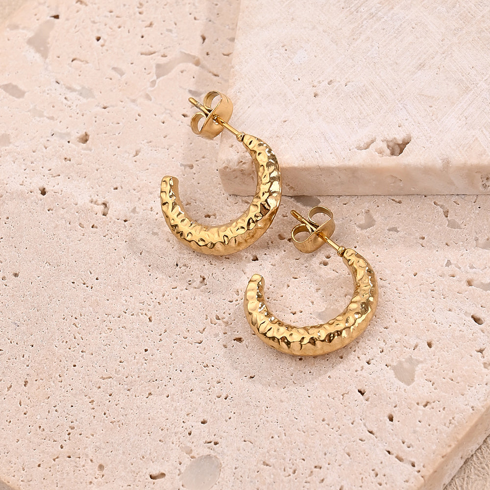 Arete Dorado Texturizado Pequeño en forma de Luna