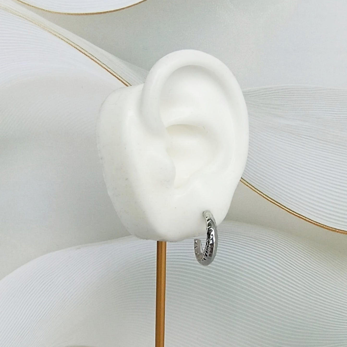 Aretes Media Luna Plateados Texturizados Pequeños